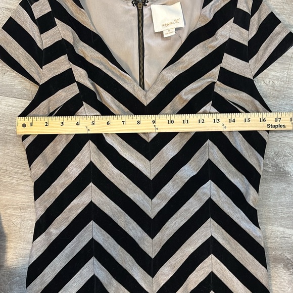 Aryn K Black Velvet and Grey Sheath Chevron Dress with V-neck Sz M - Picture 3 of 8